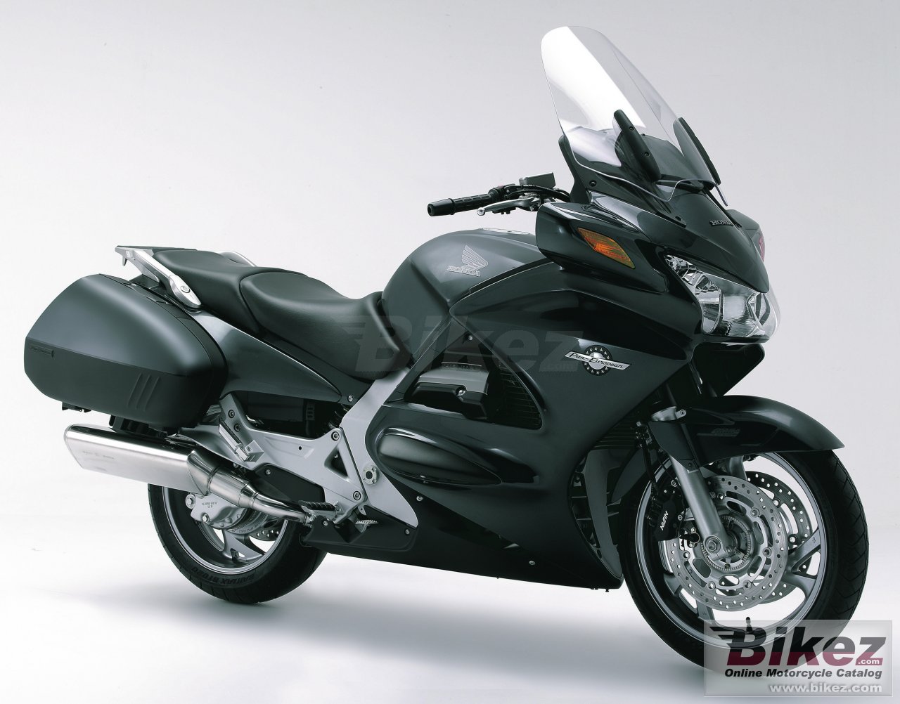 Big Honda st 1300 pan-european picture and wallpaper from Bikez.com